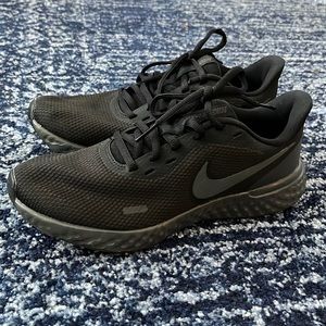 Black Nike running shoes- new